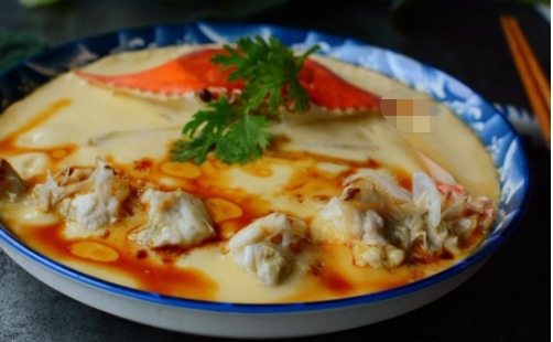  梭子蟹别再清蒸水煮了，加2个鸡蛋蒸蛋羹，汤鲜味美，别提多好吃