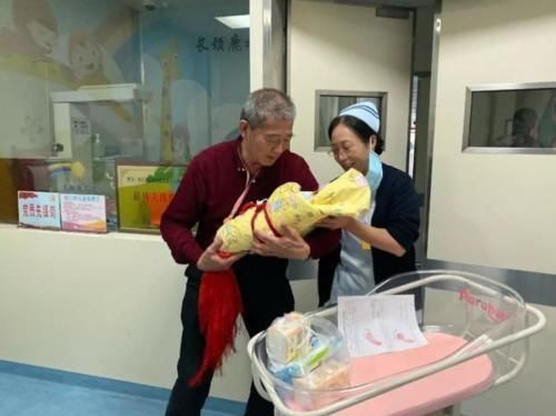 田女士|67岁母亲生女儿,结果宝妈身体年轻20岁,一家3口生活羡煞旁人