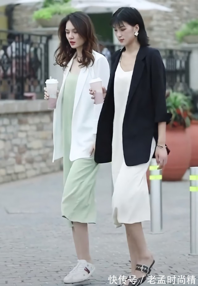 闺蜜|街拍:超默契闺蜜同穿闺蜜装,连走路步调都一样,她却因鞋子意外抢镜