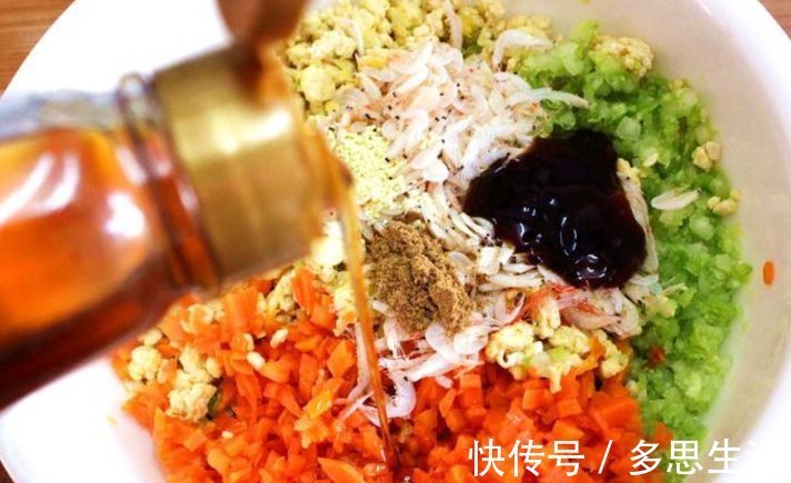 做白菜馅的时候,教你“3不放3多放”,饺子的香味是满口的,鲜嫩的还不出水