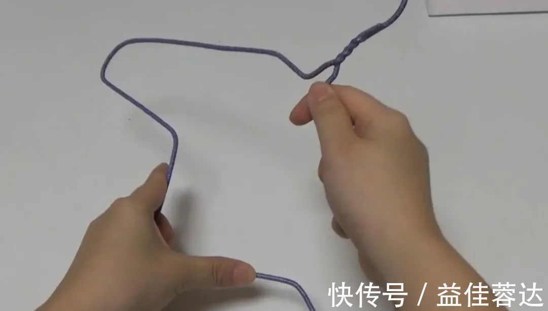 生活家:旧衣架别再扔了,折一折,放在厨房有大用处