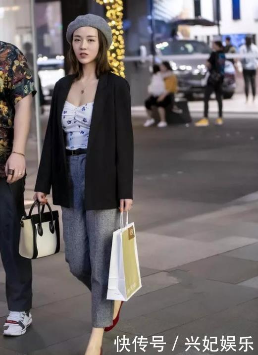 街拍出水芙蓉的美女,一件卡其色的连衣裙,时尚靓丽气息迷人