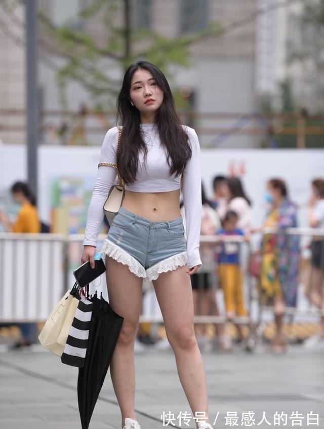 蕾丝 白T恤和牛仔短裤这么般配,难怪气质清爽,时尚感爆棚!