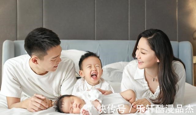 中国足球|儿女双全了!当红国脚晒一家四口照二胎首亮相,妻子极速恢复