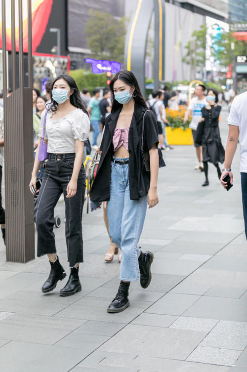 牛仔裤搭配不简单，鞋子搭配很关键，选对才能拥有时尚气质