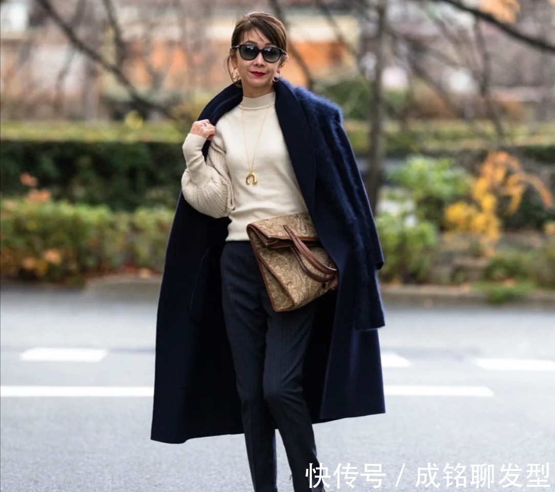 大衣 四五十岁的穿衣打扮,最好避开这三个搭配误区,显老又拉低档次