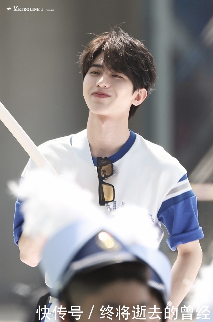 蔡徐坤今日《奔跑吧》路透来袭 运动会上的小小扛旗手甜度爆表可爱炸裂!