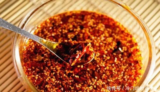 白芝麻|做辣椒油的时候,直接淋油肯定不对,大厨教你方法,又红又香