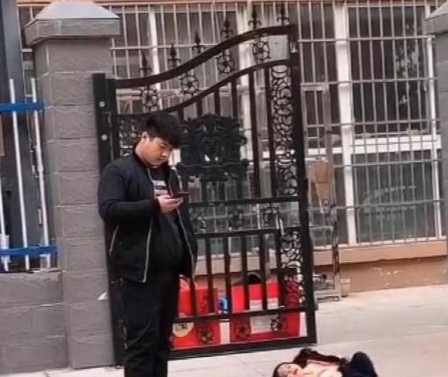 女儿小区撒泼躺地，宝爸淡定看手机，对峙2小时，网友：都是狠人