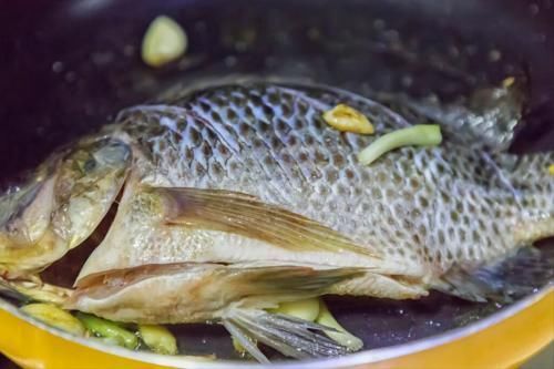 不管煎什么鱼，不要加盐或裹粉，牢记2个技巧，鱼肉完整不粘锅