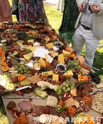 盘子|水果牛排不放盘子乱堆，婚礼食物像吃剩的？网友：文化差异伤不起