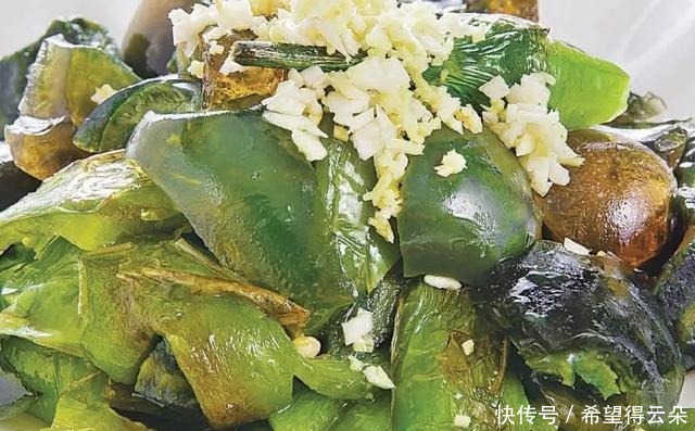 擂辣椒皮蛋,口感绵软细化,味道香辣无敌