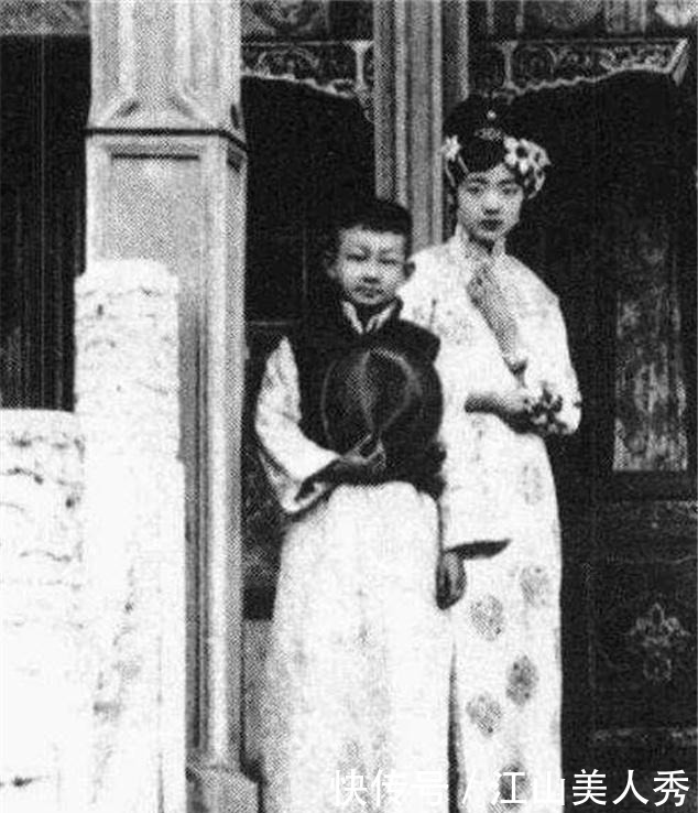 俏皮|“末代皇后”婉容照片，图3鼓捣相机，图4扮“太监”尽显俏皮