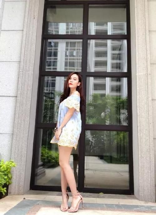 美女脚上一双一字带高跟凉鞋，提升她的身高，又能够增加她的气质