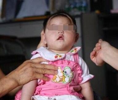 神童|满月的宝宝会翻身,婆婆天天炫耀说“神童”,知道原因后跪地大哭