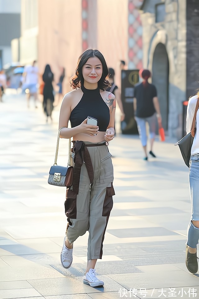 棕色|美女街拍:黑色挂脖上衣搭配拼色工装裤,搭配布条腰带,时髦个性干净利落