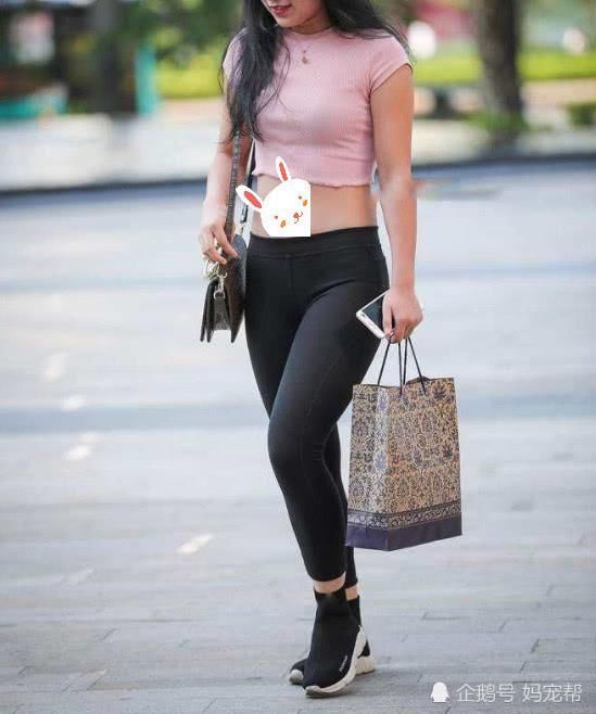 低领小背心+牛仔热裤,彰显修长双腿线条,充满魅力女人味