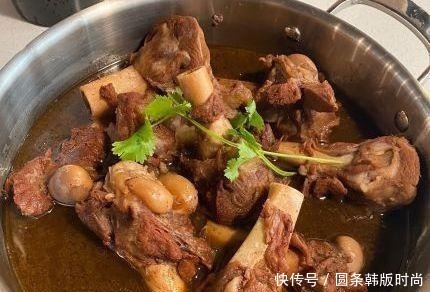 一家郑州店“北京网红”羊棒骨店，味道正宗，黄金皮纸完美