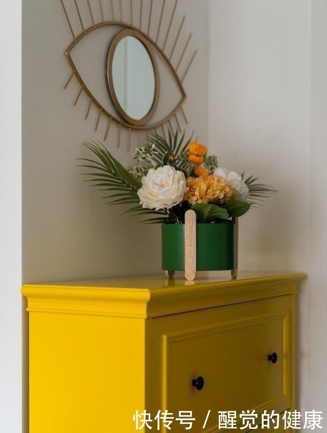 一进玄关就让人眼亮一眼,这套装修太漂亮了,清爽活泼还有点轻奢!