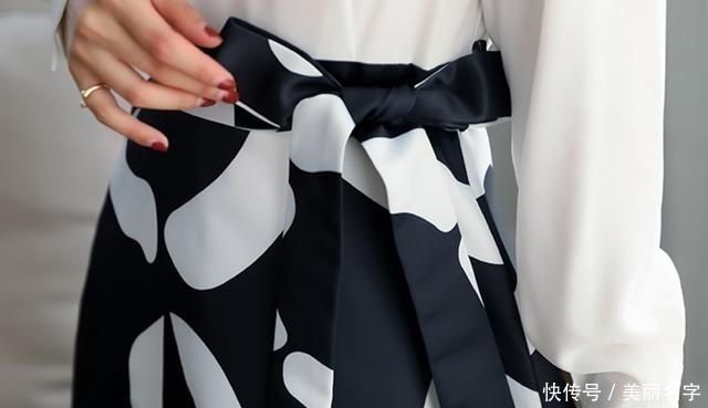 穿了这么多年冬裙才知道:搭大衣穿,可以这么好看!关键还不贵