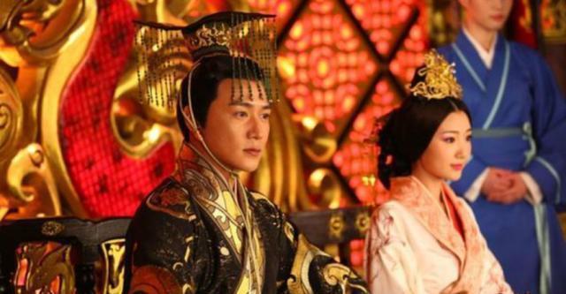 贫穷|皇帝龙袍为了不褪色,一直不洗,不会有馊味吗贫穷限制了想象