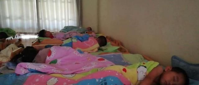 佳佳|4岁女儿本无午睡习惯,老师却说娃午睡很乖,看到毛巾被宝妈心疼