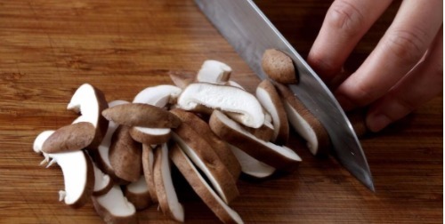  腐竹|香菇便宜又好吃，配上腐竹这样做，汤汁浓郁味道鲜美，特别下饭