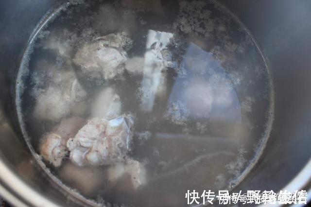 花友们|君子兰肥足长得壮，4种“肥水”轮着浇，10枝花箭一起蹿出来
