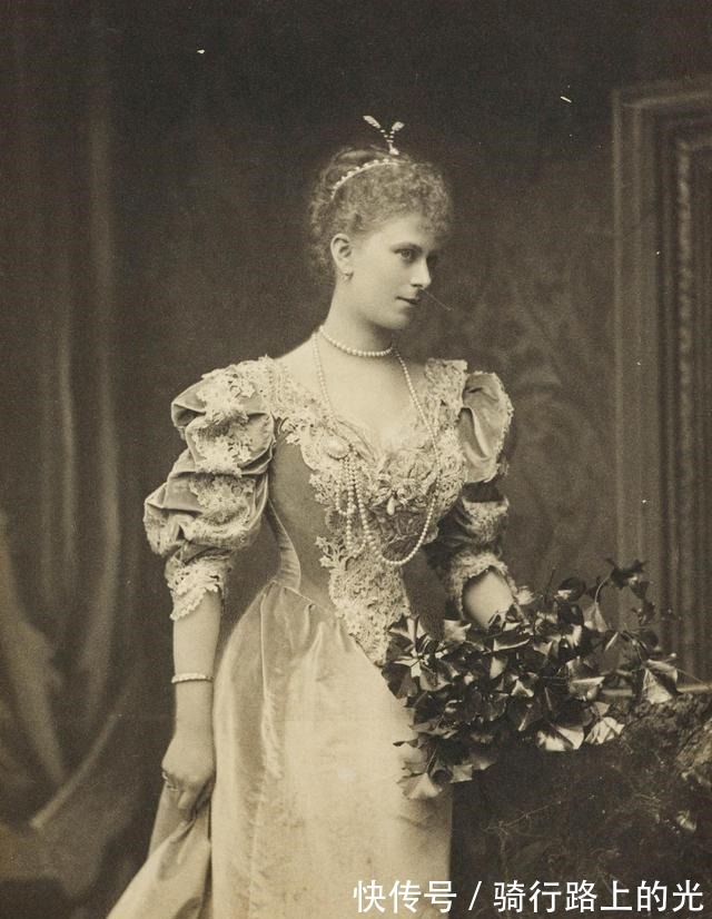 玛格丽塔 王室珠宝听说,钻石蝴蝶结胸针和珍珠更配哦