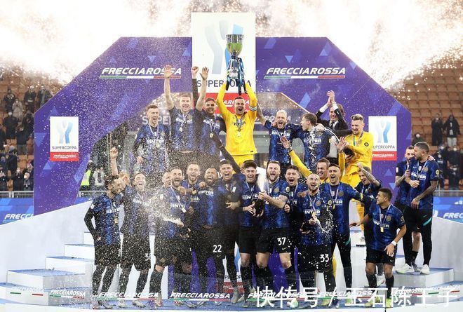 蘇寧|張康陽現(xiàn)場捧杯!蘇寧6年第2冠:勝利獻給球迷+員工