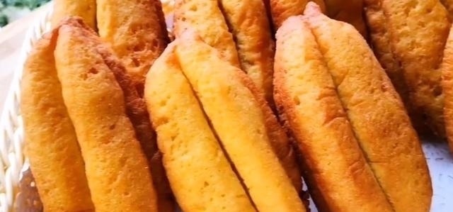 玉米面全身是宝，教你秘制新吃法，开水一烫筷子一压，比馅饼好吃