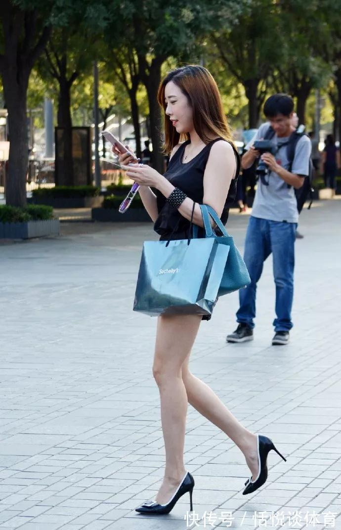 小姐姐 白色的v领吊带,短款的吊带让腰部曲线,显得更加的迷人