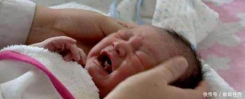 妈妈发现宝宝的背上长满了''黑刺''，把刺一根根拔掉，医生检查后大骂无知