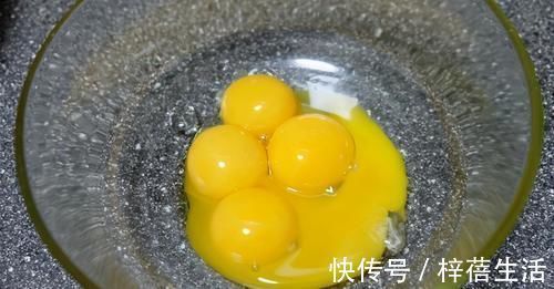 不用烤箱就可制作好吃的早餐蛋糕,简单轻松,直接告别喝粥式早餐