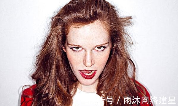 真相|女性舔嘴在心理学上代表什么?心理学家告诉你真相