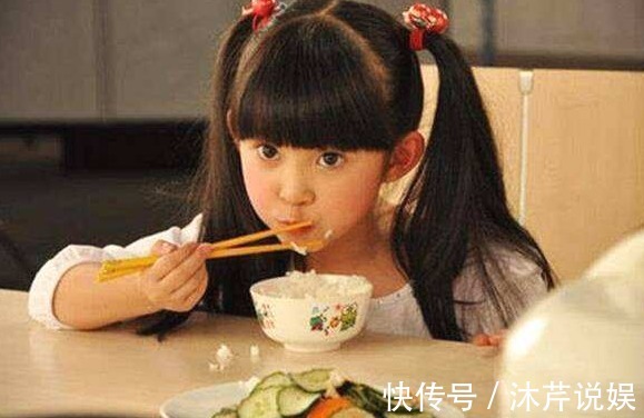 脾胃|4岁女孩“喝水”进了医院,医生3个时间段别给娃喝水,易积食