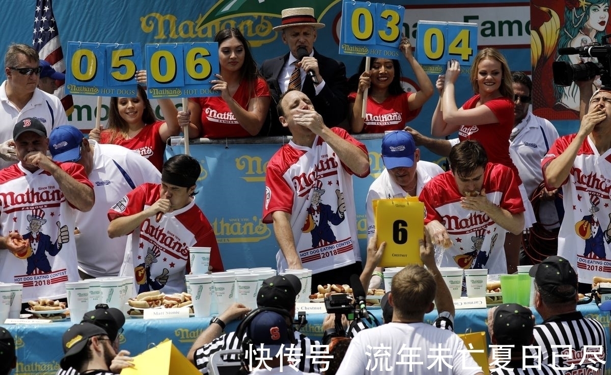 奇葩“吃香肠”比赛，10分钟内吃完74只热狗，各种表情太遭罪