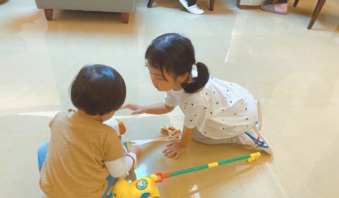 張歆藝曬餃子和兒子玩的照片，夸餃子是個好姐姐