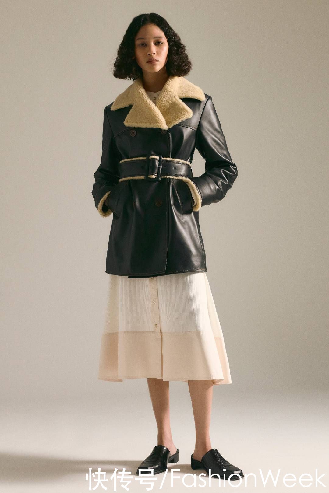 职业装只能黑白配？这些轻熟风搭配，让你闪耀职场穿搭潮流