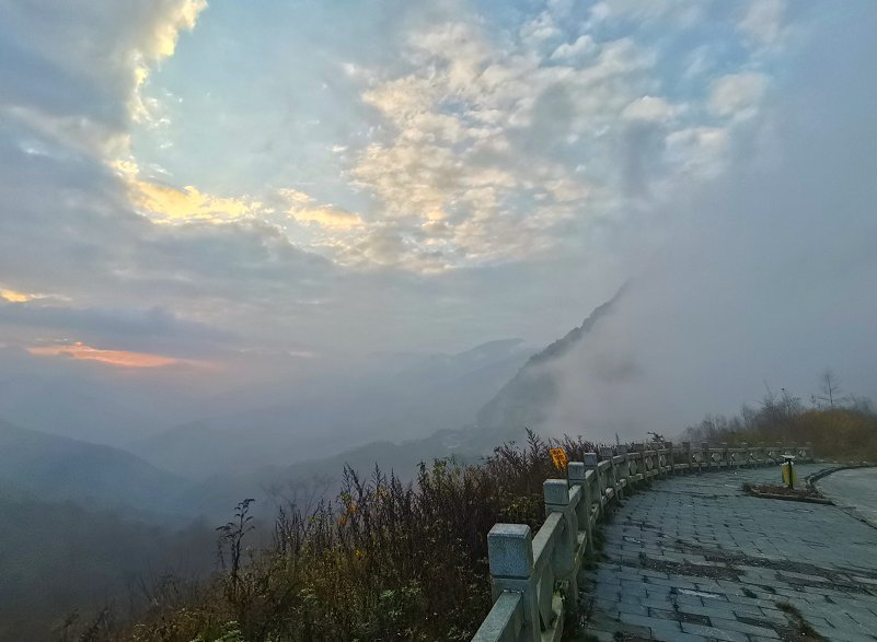 徐塘|平武有座山红透了！山上这条云端上的彩林公路秋色如画