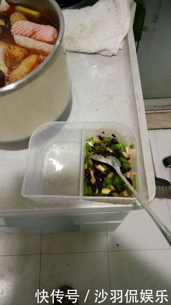 一家6口去吃火锅,只要锅底还吃了2小时,结账时服务员发现问题