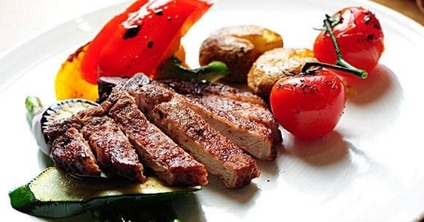 食物|老外用筷子夹不起来的3种食物,看到第二种,老外会“崩溃”