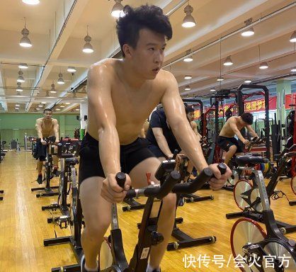 健身房|英达小儿子罕晒健身照！赤着上身浑身是汗，23岁成国家冰球队队长