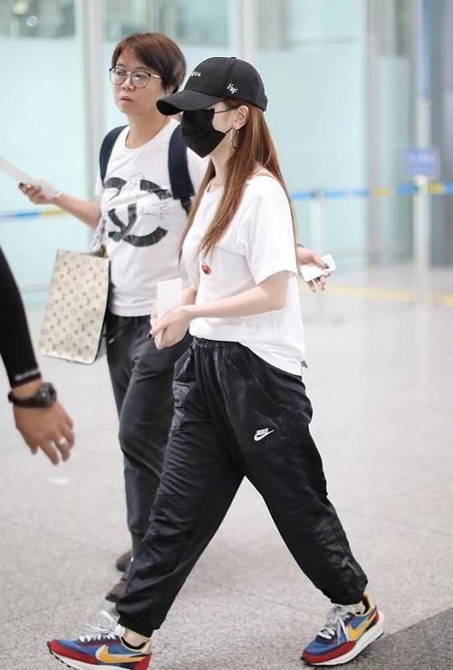 黑裤子配什么颜色上衣好看百搭吗男生秋天这样搭配时髦吸睛 天涯八卦网