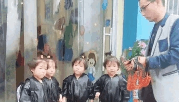 宝爸|爸爸接四胞胎放学犯了愁, 看到爸爸手里的东西, 老师忍不住笑了!