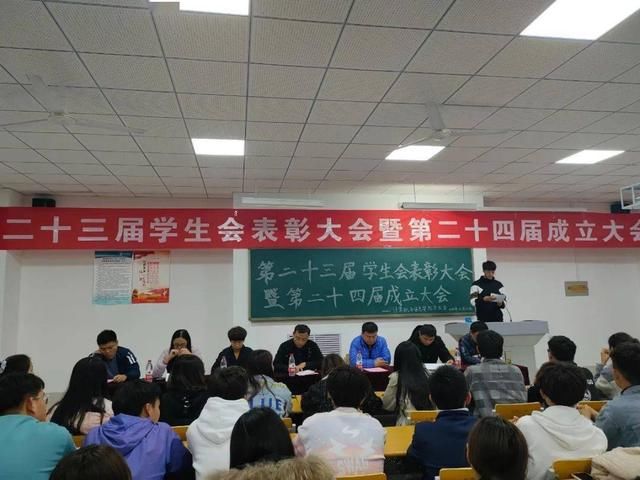 入党|大一新生应该先入党?还是先加入学生会?辅导员:看看这三点建议