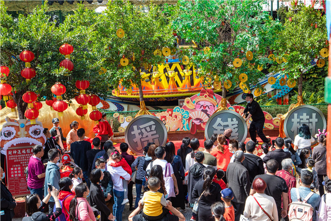 游客新年求好运，广东长鹿景区摇钱树道具“金铜币”被一抢而空