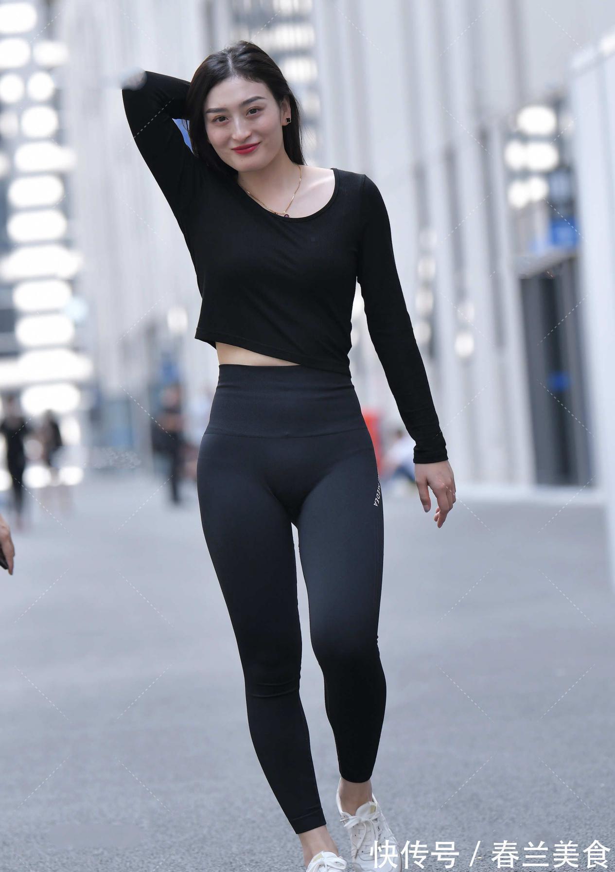 运动 黑色圆领短款上衣,搭配同色九分裤,利用简约的款式打造帅气动感