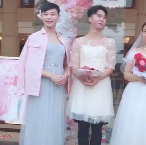 都是假象 “伴娘”比新娘还美，抢尽新娘风头，网友：到底是谁和谁结婚？