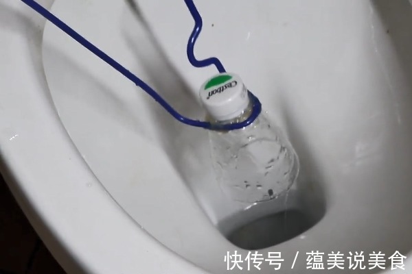 塑料瓶盖上套一个衣架，塞进马桶里面，解决了家家户户的大烦恼！